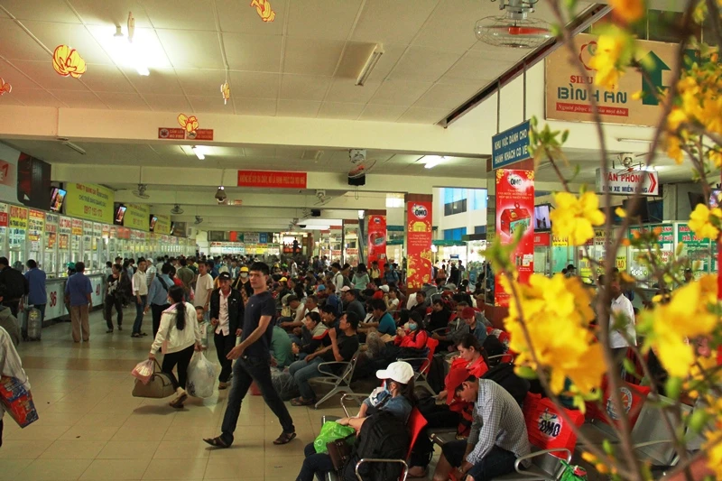 Người ở Sài Gòn tay xách nách mang về quê ăn Tết ảnh 1